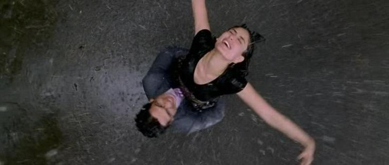 15. Jab We Met
In one of the most timeless rain songs in contemporary Bollywood cinema, Shahid and Kareena dance in the gifts of monsoon in Tum Se Hi. The song is also an eye-opener for Shahid towards acknowledging his feelings for Kareena – each raindrop coaxes him from his introverted shell into becoming carefree and joyous